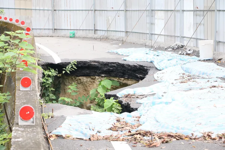 石岡區頭坪巷先前因遭豪雨及颱風侵襲，造成嚴重的下邊坡崩塌、路基掏空。江啟臣服務處提供