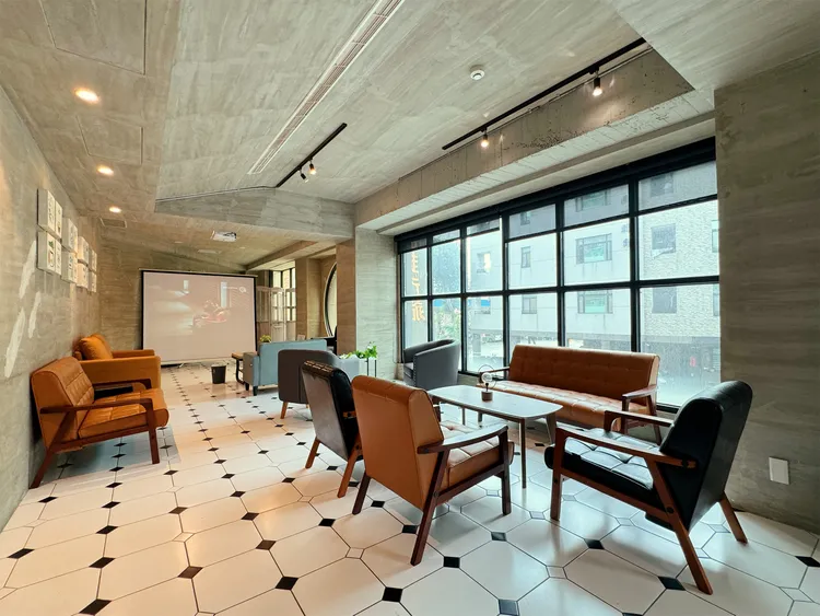「路徒行旅臺南成大館」館內公共空間設有大型投影與音響設備，打造沉浸式觀賽氛圍。業者提供