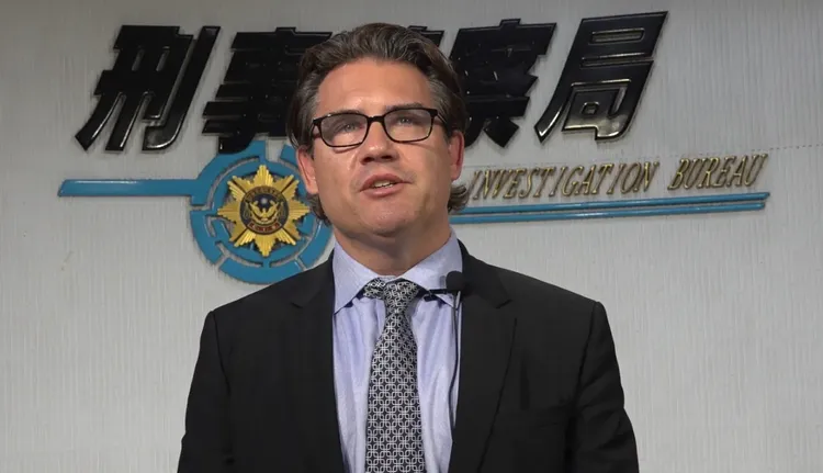 HSI駐台辦公室主任盛偉安(Brian Sherota)指出，劉喬安潛逃美國7年間，仍持續供毒回台灣演藝圈。翻攝畫面
