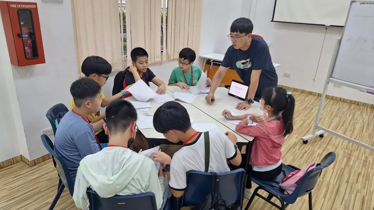 指導老師與台灣小將賽前集訓。校方提供