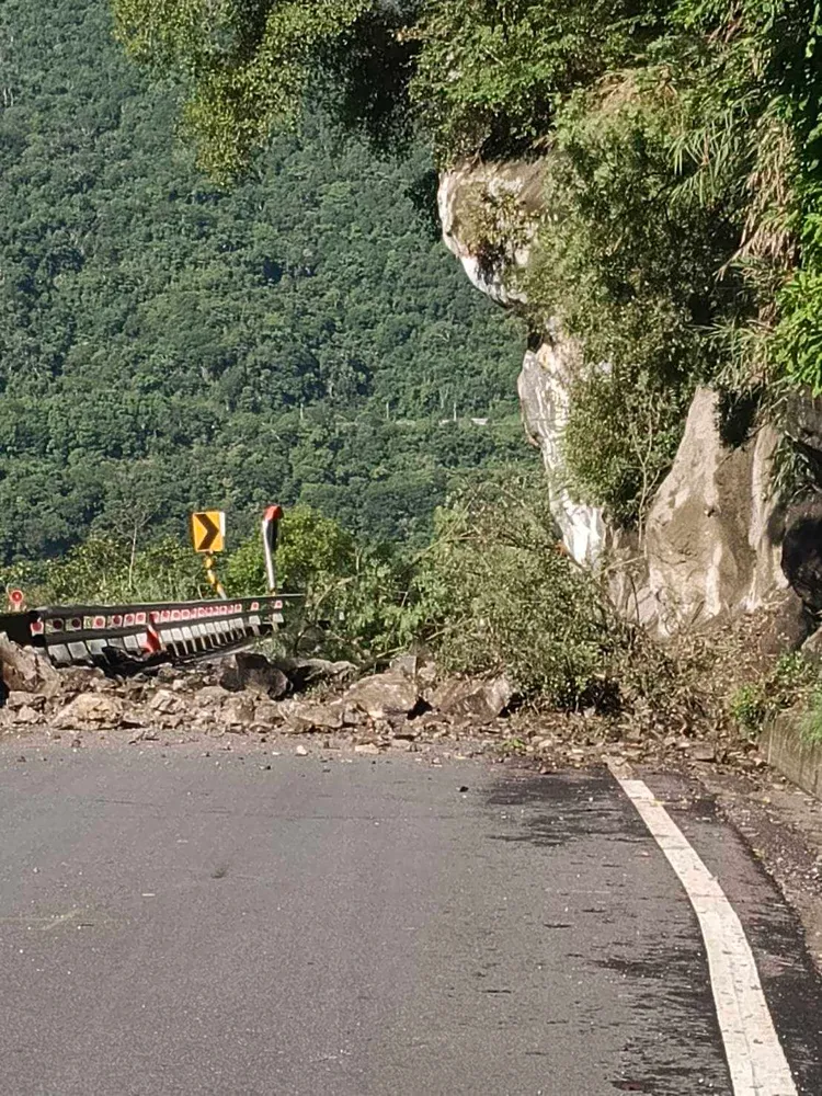 台20線174K+400(利稻路段)邊坡坍方道路中斷。關山工務段提供