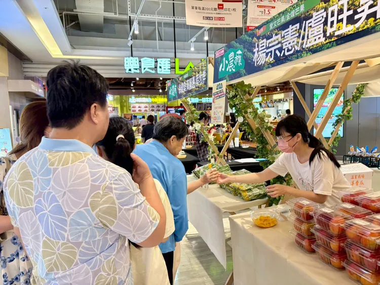  大全聯內湖店6.27推出生鮮互動活動，1樓自上午11點至晚間7點舉辦小農市集，集結全台小農直送新鮮蔬果與特色農產。