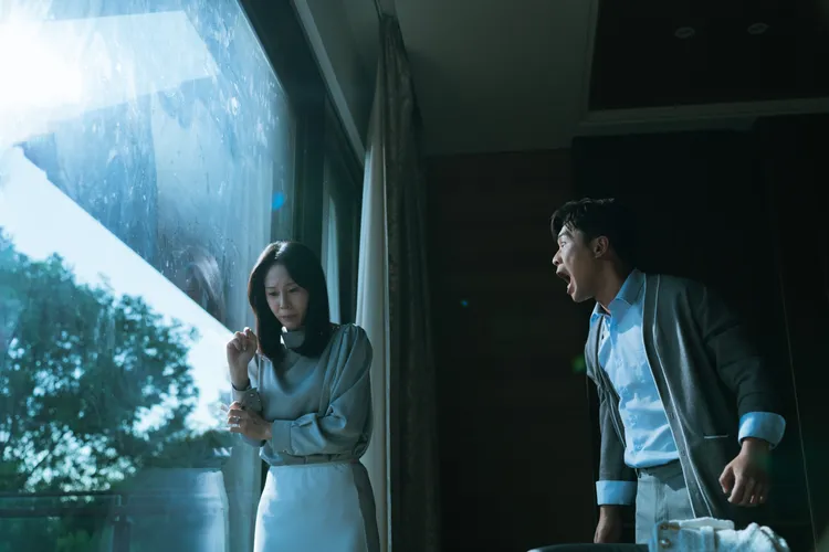 蔡亘晏（左）褪下明星光環嫁入豪門，卻慘遭飾演丈夫的黃迪揚暴力相向。瀚草影視提供