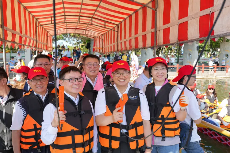 國民黨新竹縣長參選人、立委徐欣瑩19日出席新竹縣政府及新竹縣議會舉辦的「2026縣長盃龍舟賽」。徐欣瑩團隊提供