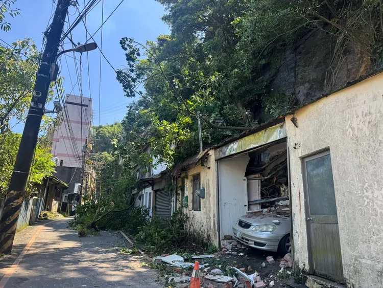 民宅屋頂及轎車被砸毀，導致通明街封閉通行。翻攝照片