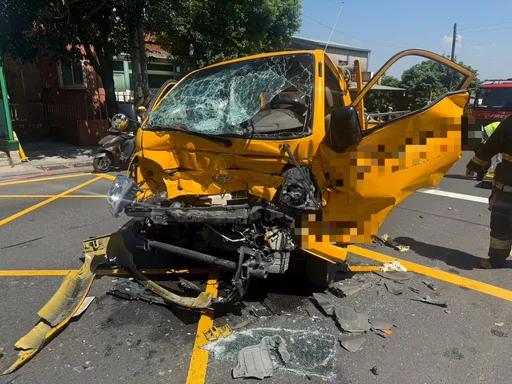 台電工程車五股追撞兩貨車　車頭全毀駕駛一度受困獲救