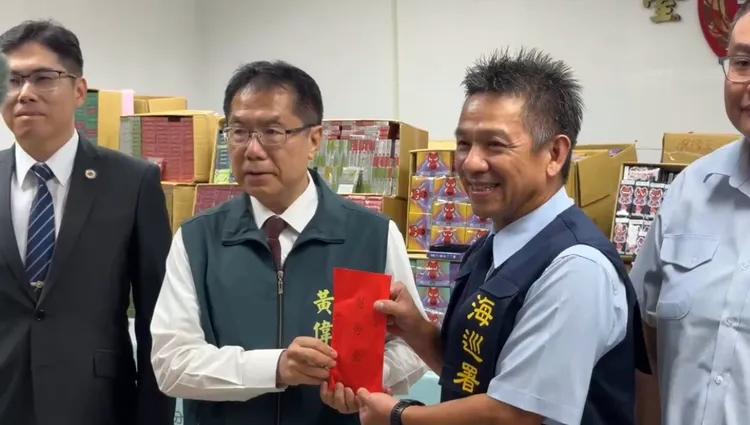 台南市長黃偉哲頒贈海巡署台南查緝隊加菜金3萬元。民眾提供
