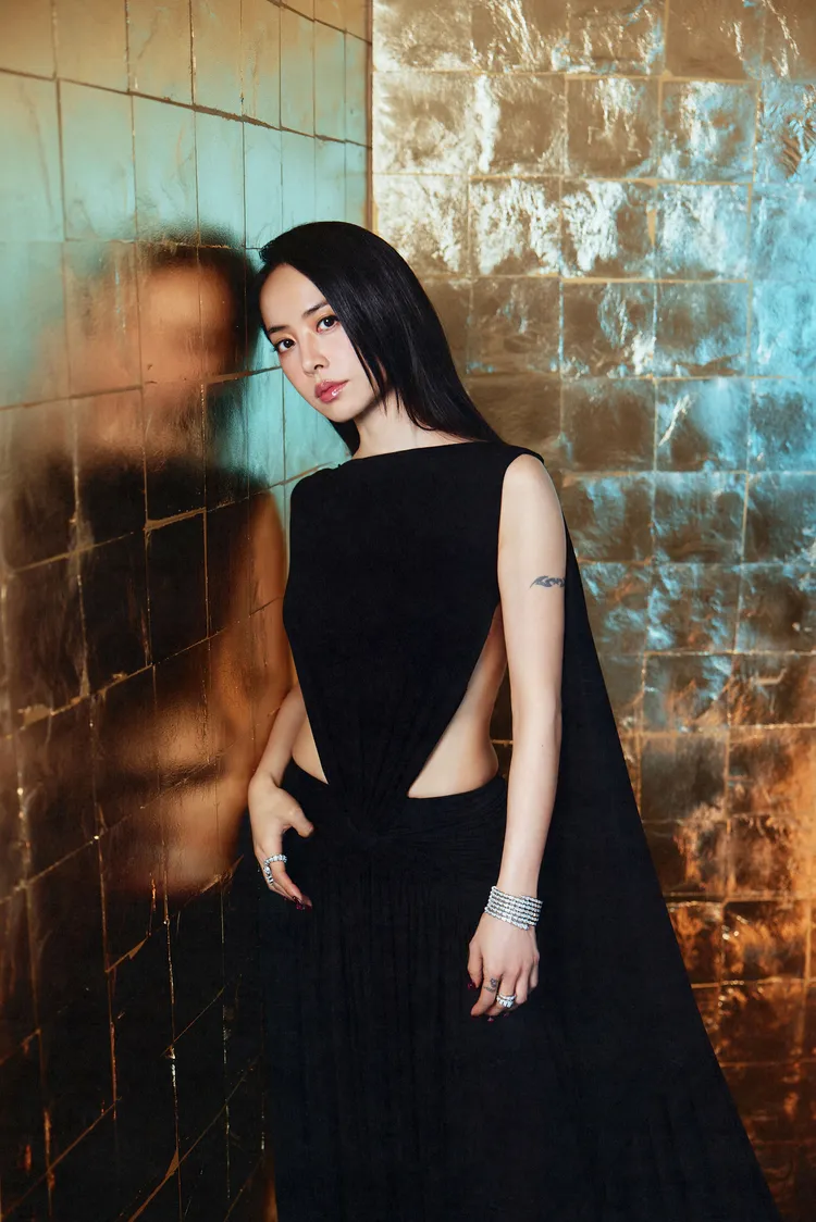 蔡依林換上Balenciaga鏤空垂墜洋裝大曬水蛇腰。經紀公司提供