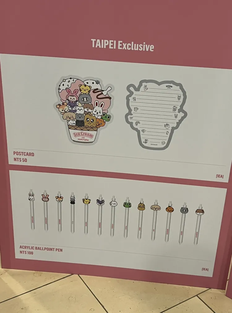 台北限定商品明信片和原子筆。陳薇安攝