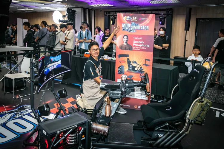 泰國JPModified品牌創辦人Suchao Prowphong在MOD Simulator電競模擬器改裝表演賽改裝賽車模擬器。Newegg提供