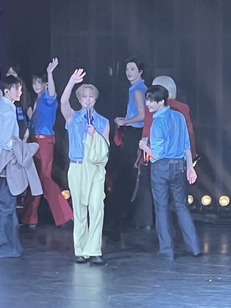 &TEAM跳到汗流浹背，TAKI（右四）、K（右三）、NICHOLAS（王奕翔）的藍色襯衫都溼透。讀者提供