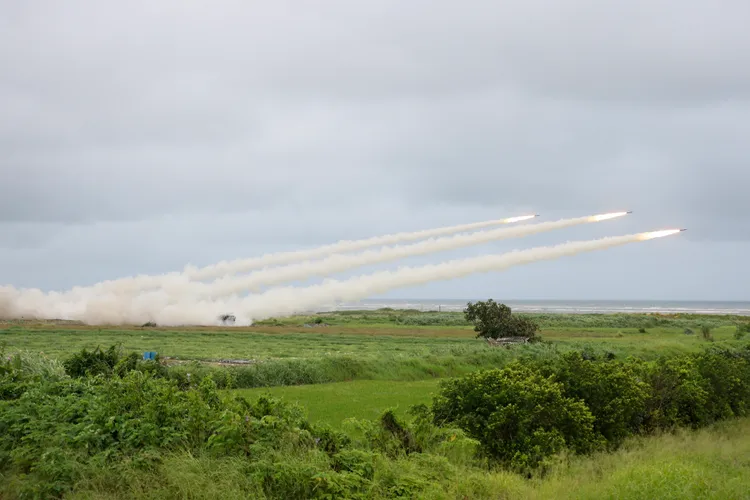 海馬士(HIMARS)多管火箭系統，10日進行實彈射擊。記者李俊毅攝