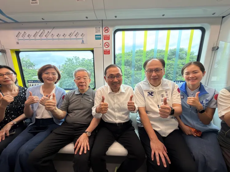侯友宜主持三鶯線彩繪主題列車開箱。捷運局提供