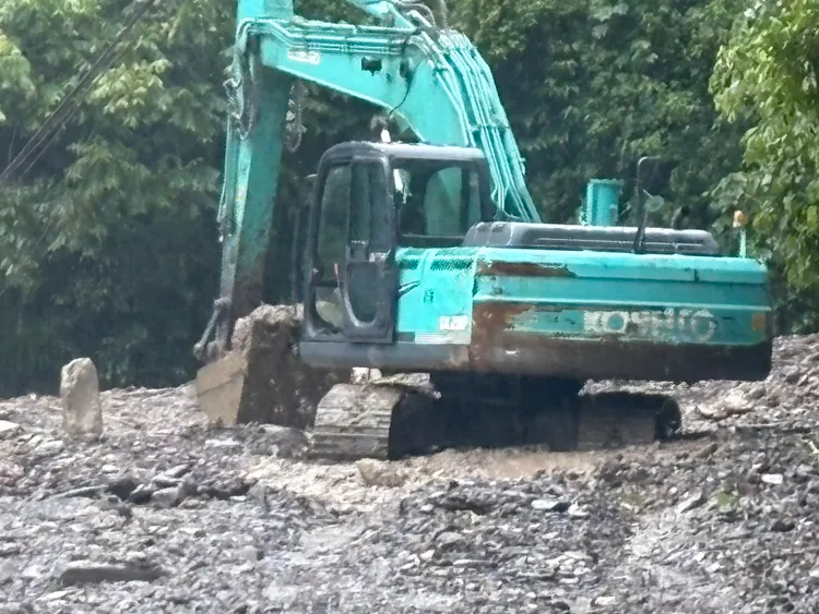 力行產業道路18.2K目前交通中斷，施工單位加緊搶修。江子信提供