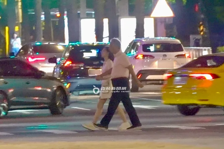 郭台銘夫婦沿路放閃，走過仁愛路斑馬線到府前市民廣場。特勤中心攝