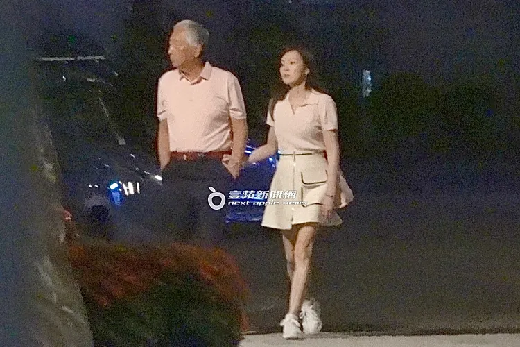 曾馨瑩（右）勾著郭台銘的手，享受夏夜晚風吹拂。特勤中心攝