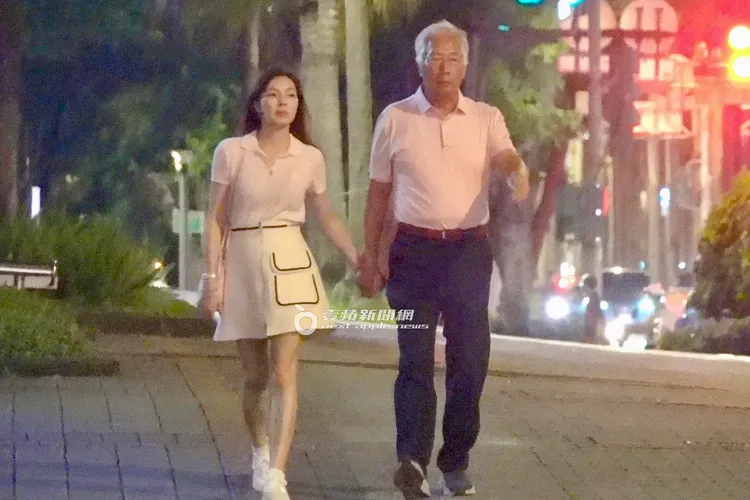 吃飽喝足後，郭台銘（右）和曾馨瑩手牽手走到台北市政府前市民廣場。特勤中心攝