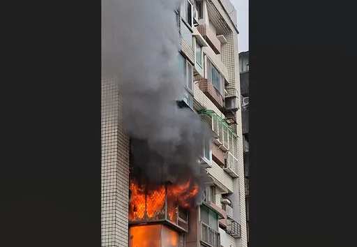 北市松山區大樓惡火6樓全面燃燒　濃煙竄天畫面曝！住戶倉皇逃生