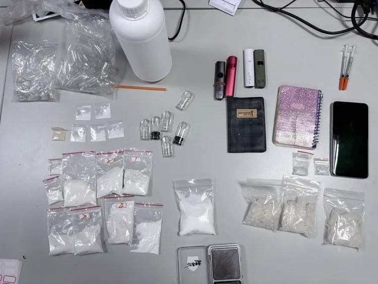 新店警毒駕路檢查獲慌張毒蟲，起獲海洛因、安非他命及依托咪酯等各式毒品。翻攝畫面