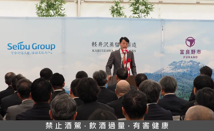 KDI社長島岡高志致詞，肯定調酒師張郁嵐製酒技藝。業者提供