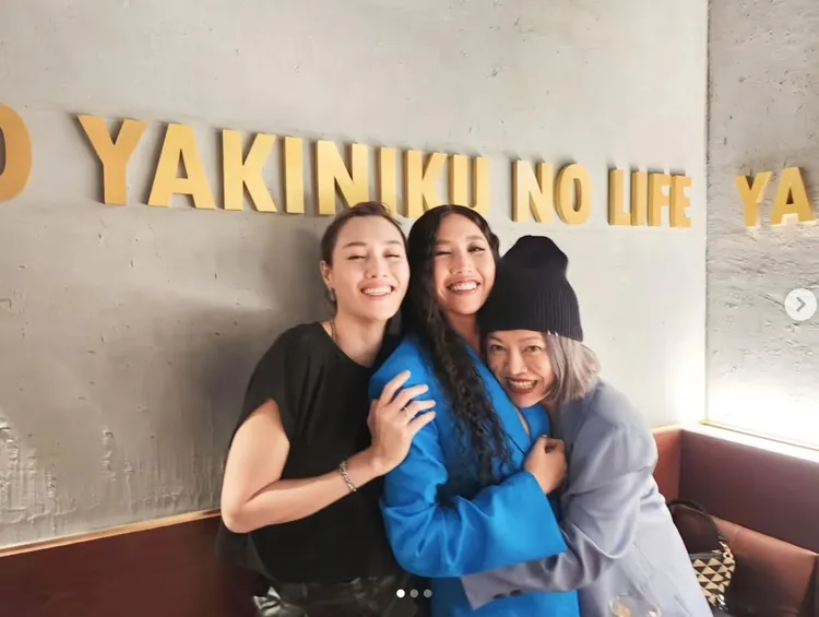 A-Lin（中）前年奪下歌后，姊姊黃莉和好友戴愛玲一起慶功。翻攝自黃莉IG
