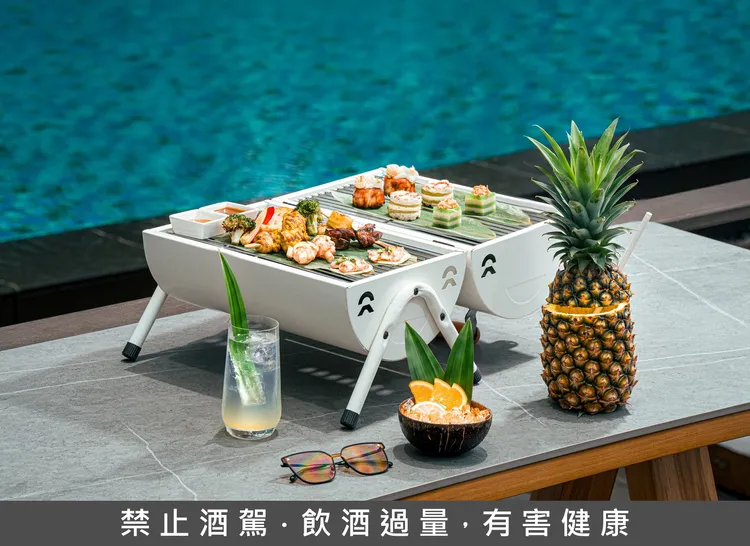 WOOBAR全新推出「W Tipsy Tea – Sunkissed」雙人下午茶，以東南亞海島風情為靈感，集結特色鹹甜點與限定調飲。業者提供