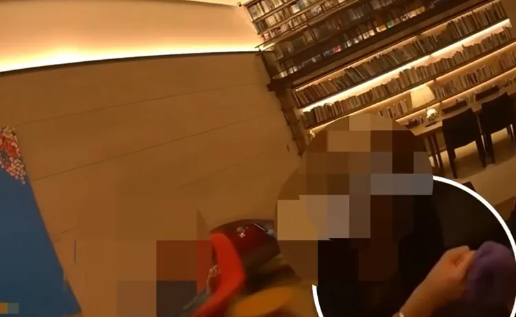 戴女與警方擊拳致意。翻攝畫面