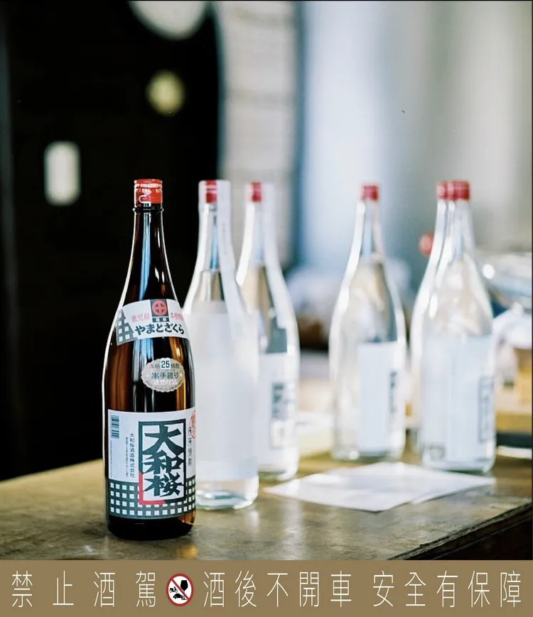 大和桜酒造粉色瓶身酒款與現場調飲並陳。主辦單位提供