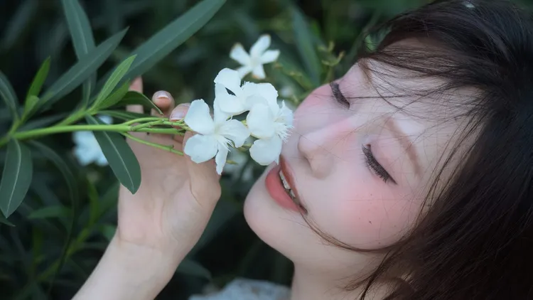 付女接近夾竹桃花朵拍照，結果隔天就中毒過敏。翻攝自付女抖音