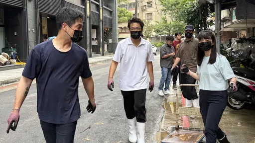 動手助民眾清家園獲好評　沈伯洋：現場還有一位「吟遊詩人」