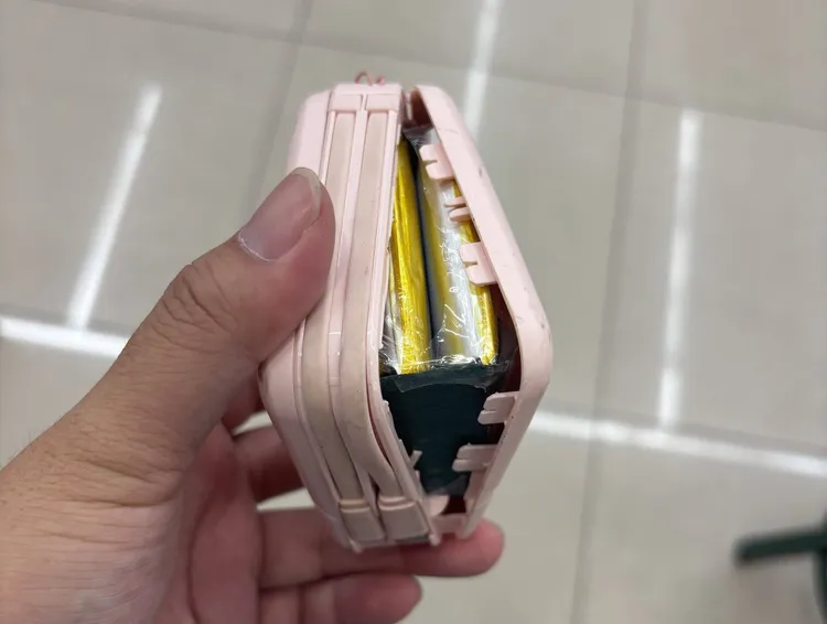 行動電源若出現膨脹，專家建議移至室外通風處，並浸泡鹽水一週強制放電。翻攝消防神主牌臉書