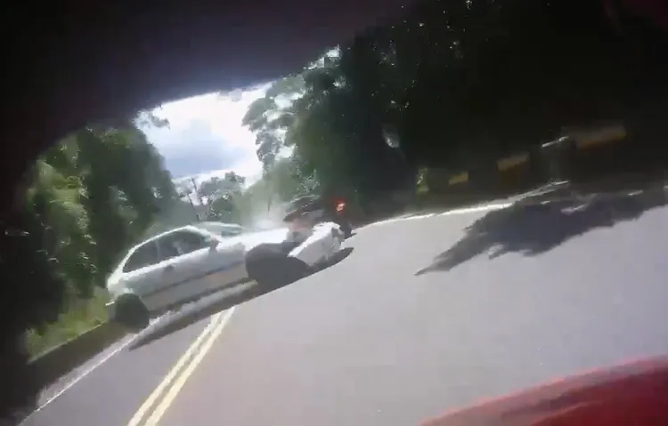 小客車過彎失控造成連環車禍。翻攝畫面