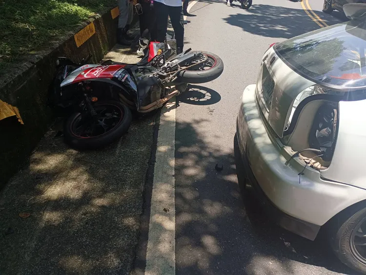 遭撞的重機車。翻攝畫面
