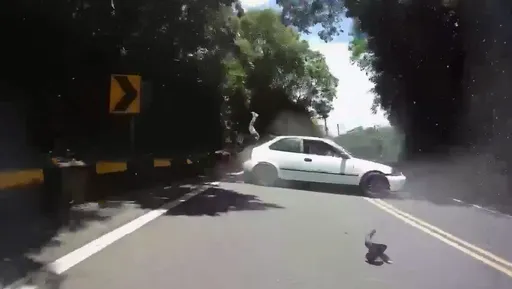 北宜公路連環車禍5人傷！小客車過彎失控撞飛重機騎士