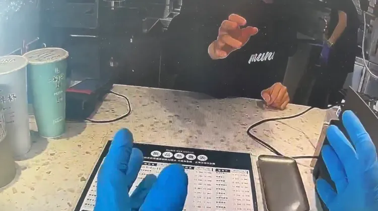 消防員為保存斷肢，跑到一旁茶飲店求援，店員拿出大量冰塊幫忙。翻攝照片