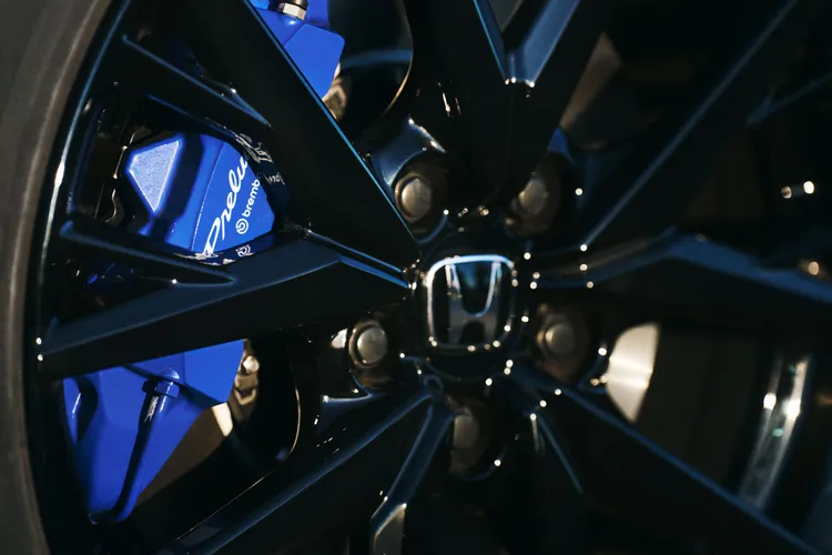 PRELUDE以Civic Type R高剛性底盤為開發基礎，搭配19吋黑化鋁圈與Brembo前四活塞煞車卡鉗，並導入VGR可變齒比轉向系統與可變阻尼懸吊。原廠照片