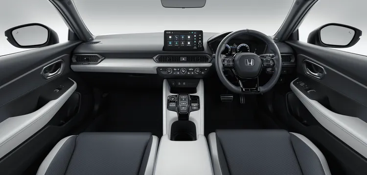 座艙以「GLIDING COCKPIT」概念打造，採藍白雙色配置與高背式跑車座椅設計，營造濃厚人車一體氛圍。原廠照片