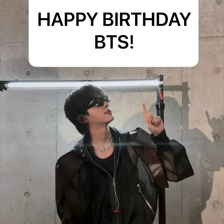 Jin發文祝賀BTS成軍13周年，身上就戴著FRED項鍊。翻攝IG