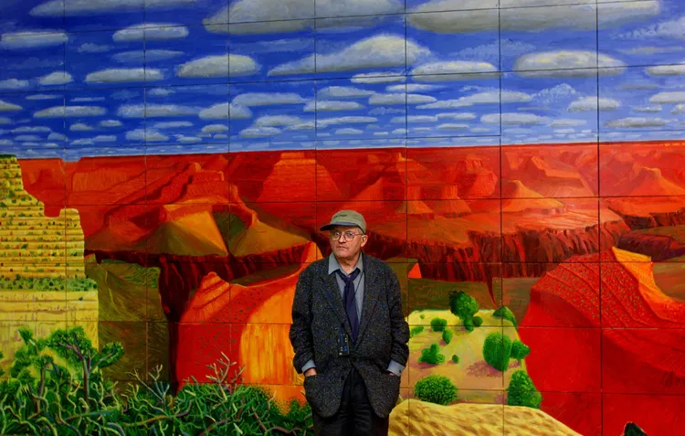 時年52歲的霍克尼（David Hockney）站在其畫作《更近的大峽谷，1998》（A Closer Grand Canyon, 1998）前。路透
