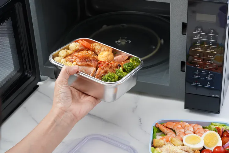 「可微波玩美Match 不鏽鋼隔熱便當盒」包括500ml(市價465元)、800ml(市價599元)、1200ml(市價685元)三種尺寸，共有海鹽藍、呆萌町黃、芝麻灰、丁香紫四款色系。樂扣樂扣LocknLock提供