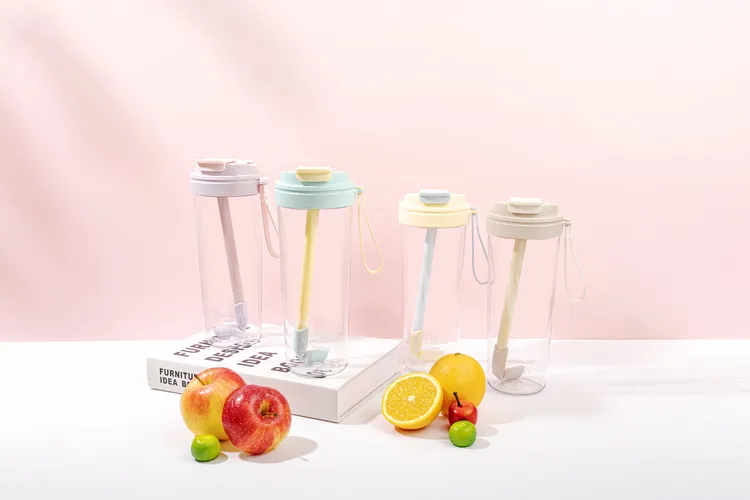 「嚼對FUN飲掀蓋吸管杯」850ml(市價889元)，共有奶霜焙茶、薄荷檸檬、莓果葡萄、蜂蜜蘇打四款色系。樂扣樂扣LocknLock提供