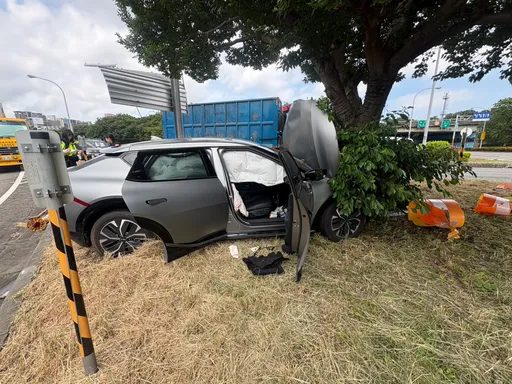 疑輔駕系統惹禍！國1竹北匝道小客車撞分隔島路樹　父女檔受傷送醫