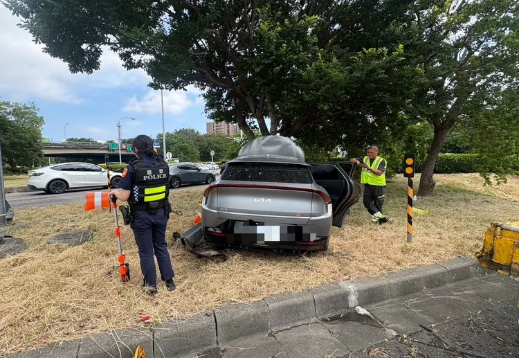 警方到場處理。新竹縣消防局提供