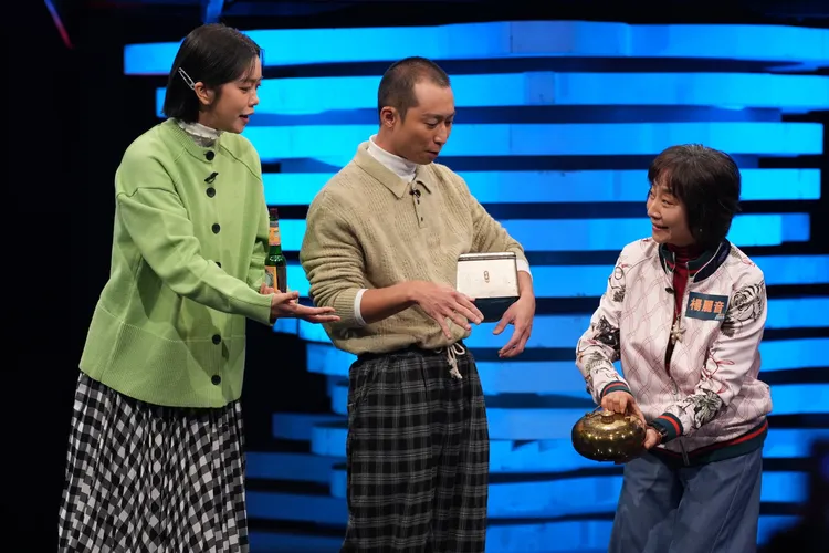 楊麗音（右起）拿出早期的暖暖包「水龜」，讓浩子、大霈大開眼界。公視台語台提供