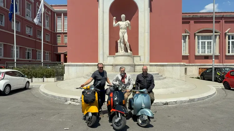 Vespa 80周年慶典不僅是一場品牌盛會，更串聯全球車迷文化，邀請世界各地騎士齊聚羅馬，共同續寫這款傳奇速克達的新篇章。林浩昇攝