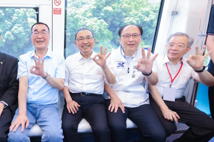 侯友宜邀請民眾體驗全新的三鶯線。新聞局提供