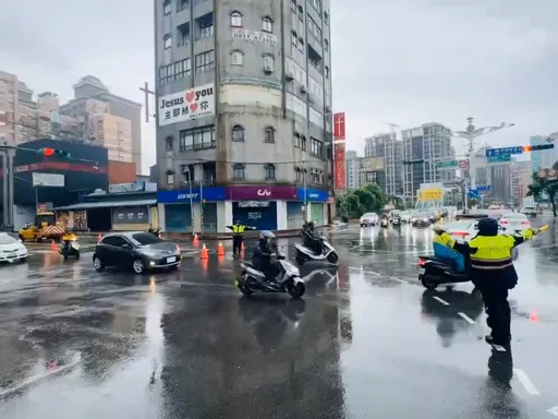 驚！桃園經國莊敬路口清晨「路陷水湧」　警方交管、通報搶修