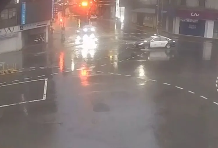 警方巡邏發現路面凹陷冒水。翻攝畫面