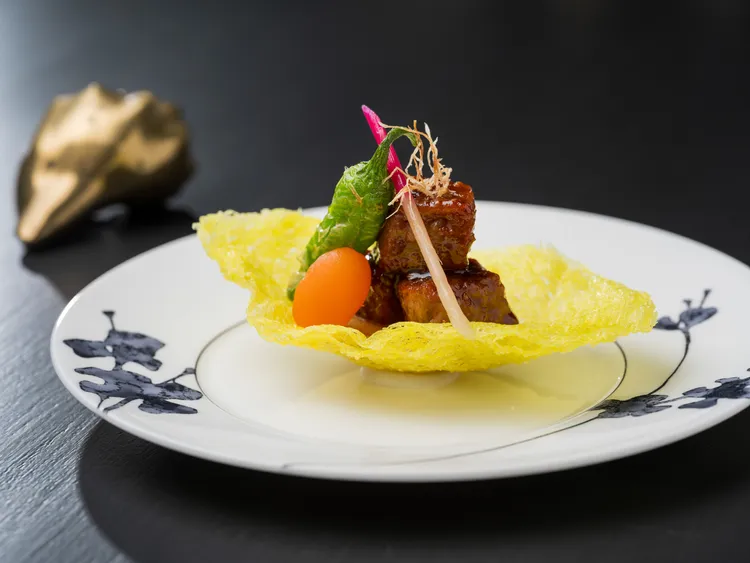 「粵藝之最」八道式星級雅宴，主菜「蒜香燒汁A5和牛粒」肉質柔嫩細緻，脂香於舌尖化開，交織燒汁醬韻與蒜香氣息，展現濃郁而平衡的味覺層次。台北文華東方酒店提供