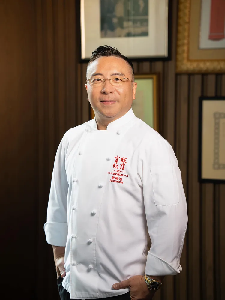 香港米其林三星粵菜食府「富臨飯店」行政總廚黃隆滔師傅來台獻藝，將首度攜代表作來台，除帶來膾炙人口的經典「富臨鮑魚」，亦將精湛演繹粵菜對火候掌控、刀工技藝與醬香層次的深厚底蘊，為台北饕客帶來難得一遇的「粵藝之最」盛宴。台北文華東方酒店提供